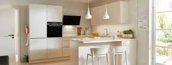 Moderne weisse Küche mit Küchentresen und Barhockern.