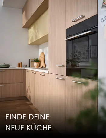 Helle Holzküche mit silbernen Griffen und modernem hoch eingebautem Backofen.